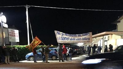 Striscione per contestare ordinanza e conseguenze sull'economia Striscione per contestare ordinanza e conseguenze sull'economia