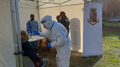 Sono 352. Ma tasso positività sale all'11% e risalgono i malati Sono 352. Ma tasso positività sale all'11% e risalgono i malati