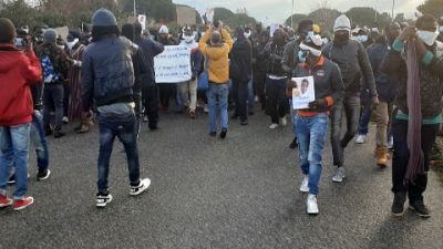 In piazza dopo incidente mortale Gioia Tauro, diritti e dignità In piazza dopo incidente mortale Gioia Tauro, diritti e dignità