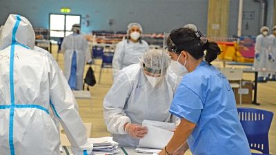 Cala tasso positività, è all'8%. 166mila tamponi. -44 intensive Cala tasso positività, è all'8%. 166mila tamponi. -44 intensive