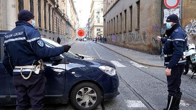 Malgrado lockdown pugni e calci tra la gente,traffico impazzito Malgrado lockdown pugni e calci tra la gente,traffico impazzito