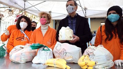 Il sindaco di Milano Giuseppe Sala a Natale tra i volontari Il sindaco di Milano Giuseppe Sala a Natale tra i volontari