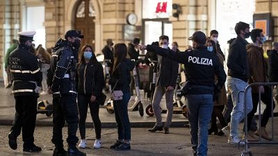 Titolare e avventori multati, locale chiuso per 5 giorni Titolare e avventori multati, locale chiuso per 5 giorni