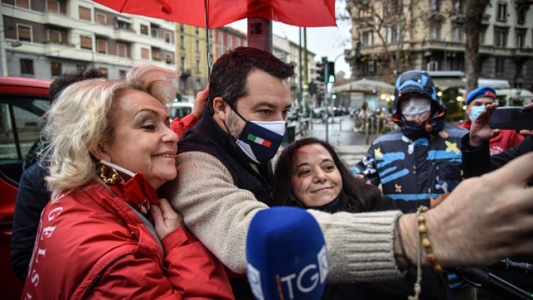 Per le polemiche su presenza di Salvini alla consegna dei doni