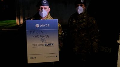 Giunti vaccini scortati da Esercito.Alle 14 dosi a 975 sanitari Giunti vaccini scortati da Esercito.Alle 14 dosi a 975 sanitari