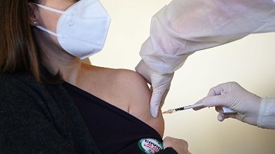 'Debutto' con infermiera: "Voglio fare un 'vagone' di anticorpi' 'Debutto' con infermiera: "Voglio fare un 'vagone' di anticorpi'