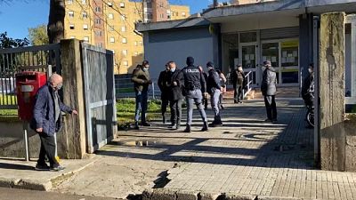 Banditi in mascherina augurano 'buon anno' Banditi in mascherina augurano 'buon anno'
