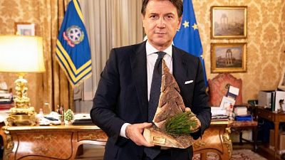 A premier Conte scultura su schianto tempesta Vaia A premier Conte scultura su schianto tempesta Vaia