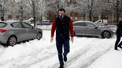 Leghista, guarda il meteo; Sindaco, non ha mai lavorato Leghista, guarda il meteo; Sindaco, non ha mai lavorato