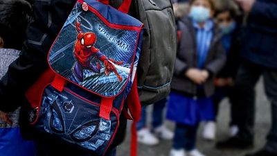 Positivi 18 insegnanti e 21 bambini, polemica su protocolli Positivi 18 insegnanti e 21 bambini, polemica su protocolli