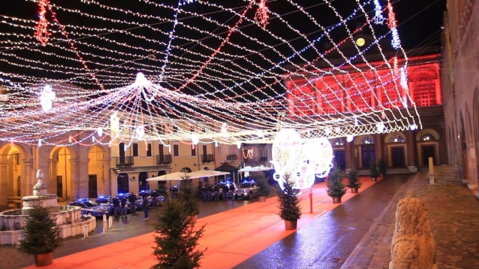 Regole rispettate in strada, feste in casa e molti petardi