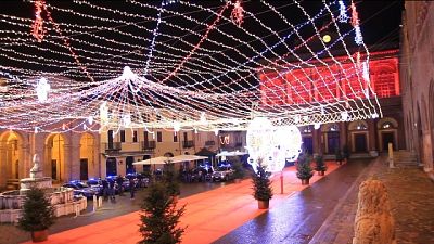 Regole rispettate in strada, feste in casa e molti petardi Regole rispettate in strada, feste in casa e molti petardi