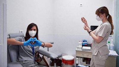 Seguono Bolzano e Lazio. Soprattutto operatori sanitari Seguono Bolzano e Lazio. Soprattutto operatori sanitari