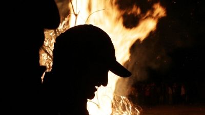 Giorno zona rossa. Grande falò attrae migliaia persone ogni anno Giorno zona rossa. Grande falò attrae migliaia persone ogni anno