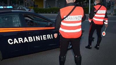 L'uomo, un 67enne, ha poi chiamato i carabinieri L'uomo, un 67enne, ha poi chiamato i carabinieri