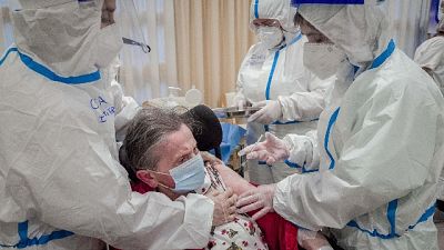 Pregliasco: 'Prima dose a quasi 900 ospiti e 800 lavoratori' Pregliasco: 'Prima dose a quasi 900 ospiti e 800 lavoratori'