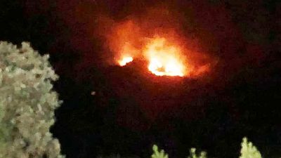 Fuoco alimentato da forte vento. Sindaco, c'è una mano criminale Fuoco alimentato da forte vento. Sindaco, c'è una mano criminale