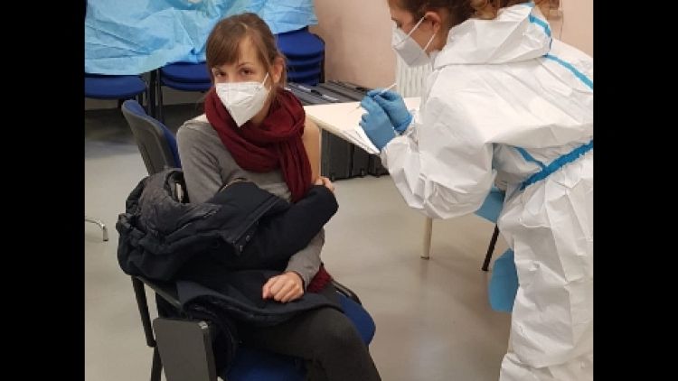 Ancona, primi sette vaccinati poi dosi a 140 colleghi provincia