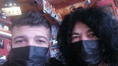 Singolare protesta di un locale,clienti seduti in attesa asporto Singolare protesta di un locale,clienti seduti in attesa asporto