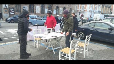 Tavola apparecchiata davanti al palazzo della Prefettura Tavola apparecchiata davanti al palazzo della Prefettura