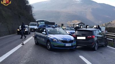 Firenze, per fermare uomo con ascia, falce e coltello in auto Firenze, per fermare uomo con ascia, falce e coltello in auto