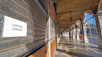 Botteghe, Caffè e musei chiusi,sulle vetrine solo 'affittasi' Botteghe, Caffè e musei chiusi,sulle vetrine solo 'affittasi'
