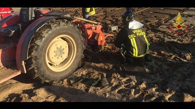 E' rimasto incastrato nel trattore E' rimasto incastrato nel trattore