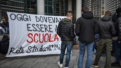 Studenti entrano a classico Tito Livio e scientifico Severi Studenti entrano a classico Tito Livio e scientifico Severi