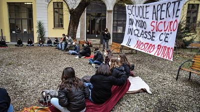Studenti lasciano i due licei, 'vogliamo tornare in presenza' Studenti lasciano i due licei, 'vogliamo tornare in presenza'
