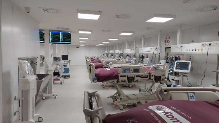 Governatore Puglia inaugura ospedale Covid a Fiera del Levante