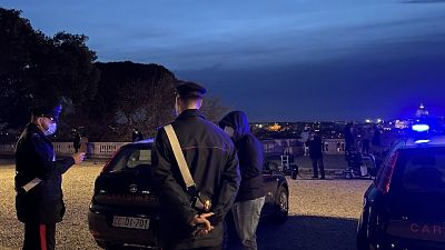 Uno colpito da arma taglio. Indagini Uno colpito da arma taglio. Indagini