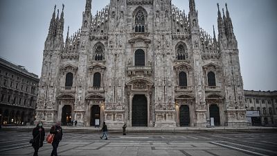 Serrande abbassate e pochissima gente in Duomo e Galleria Serrande abbassate e pochissima gente in Duomo e Galleria