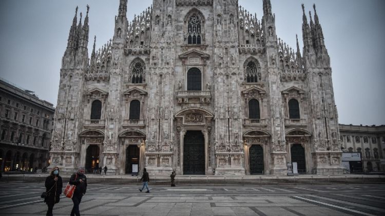 Serrande abbassate e pochissima gente in Duomo e Galleria