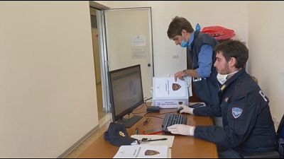 21enne chiedeva soldi per non divulgare foto intime di lei 21enne chiedeva soldi per non divulgare foto intime di lei