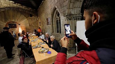 "كلنا واحد".. كنيسة في برشلونة تستضيف المسلمين في إفطار رمضان