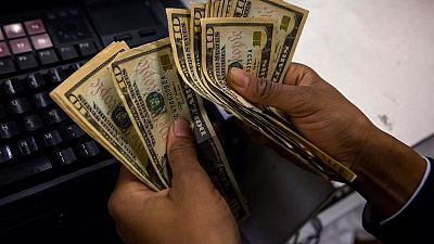 Dólar retrocede mientras operadores se preparan para más datos de EEUU Dólar retrocede mientras operadores se preparan para más datos de EEUU