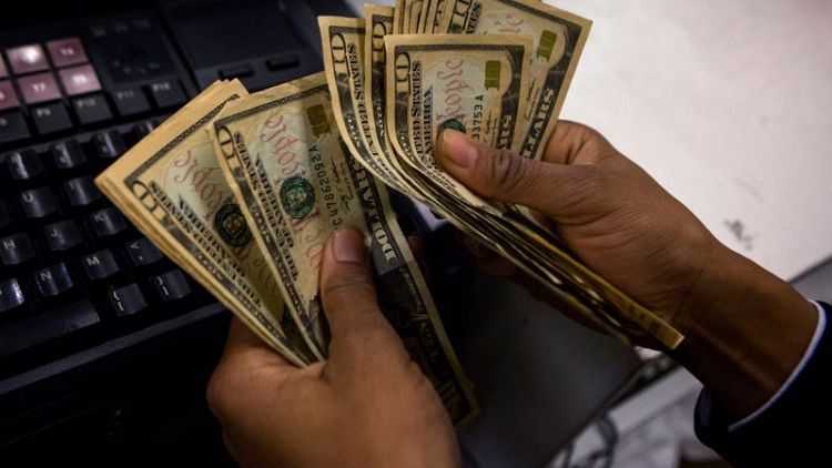 Dólar retrocede mientras operadores se preparan para más datos de EEUU