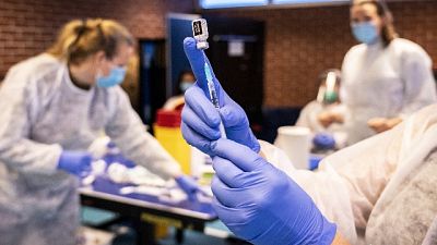 Tasso positività sale al 5,2%. In calo intensive e ricoveri Tasso positività sale al 5,2%. In calo intensive e ricoveri