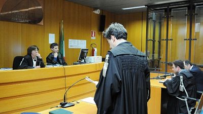 Persecuzione con messaggi e controllava sua casa con binocolo Persecuzione con messaggi e controllava sua casa con binocolo