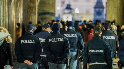 In 10 giocano a carte in un circolo privato,4 violano coprifuoco In 10 giocano a carte in un circolo privato,4 violano coprifuoco