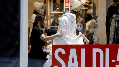 Molti in centro per acquisti. Negoziante, c'è voglia di spendere Molti in centro per acquisti. Negoziante, c'è voglia di spendere