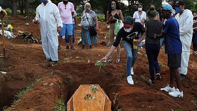 Brasil registra 983 nuevas muertes por COVID-19, total llega a 408.622 Brasil registra 983 nuevas muertes por COVID-19, total llega a 408.622