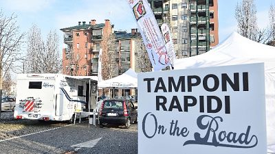 Tasso positività sale al 5,1%. Giù terapie intensive e ricoveri Tasso positività sale al 5,1%. Giù terapie intensive e ricoveri