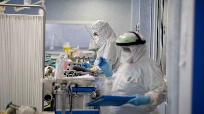 Nove pazienti e sei membri personale sanitario Nove pazienti e sei membri personale sanitario