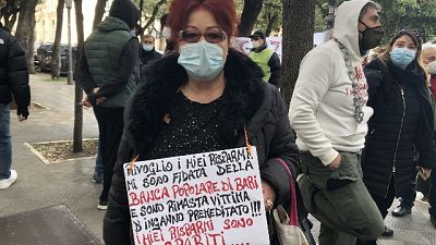 Protesta davanti sede banca in attesa incontro con Cda Protesta davanti sede banca in attesa incontro con Cda