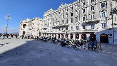 Caffè Specchi, siamo in ginocchio aspettiamo per commentare Caffè Specchi, siamo in ginocchio aspettiamo per commentare