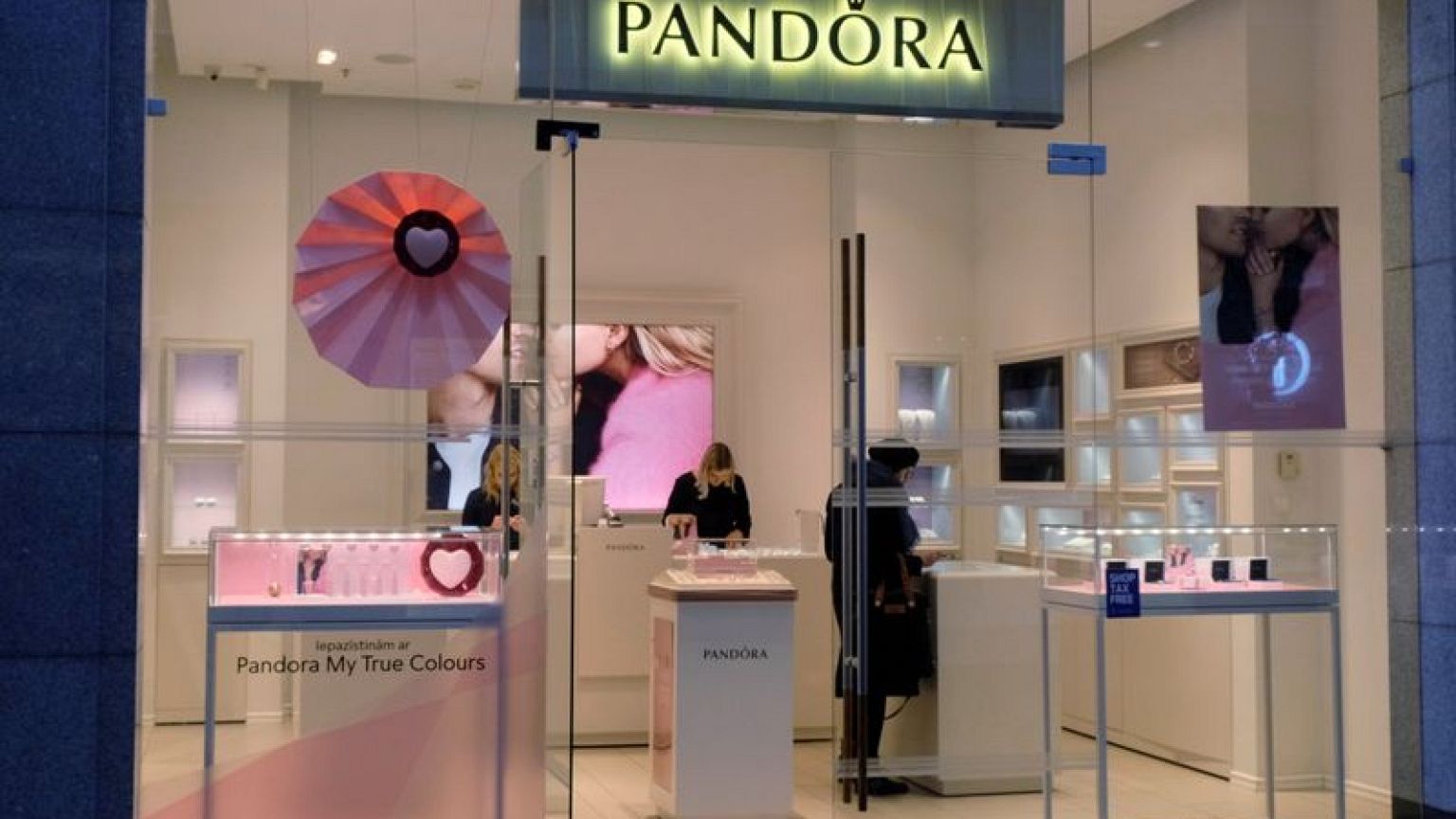 Carbon copy? Pandora takes a shine to lab-made diamonds
