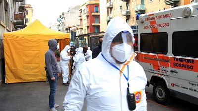 A parità di tamponi. I morti sono 377, calo intensive e ricoveri A parità di tamponi. I morti sono 377, calo intensive e ricoveri