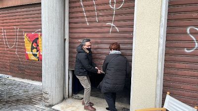 E oggi, chiavi in mano, hanno rialzato le saracinesche E oggi, chiavi in mano, hanno rialzato le saracinesche