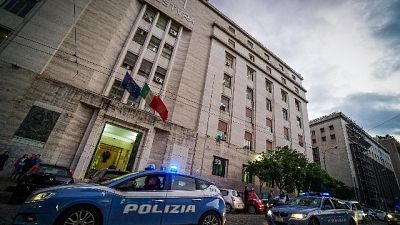 Blitz PS e DDA nel Napoletano: 6 in carcere uno ai domiciliari Blitz PS e DDA nel Napoletano: 6 in carcere uno ai domiciliari